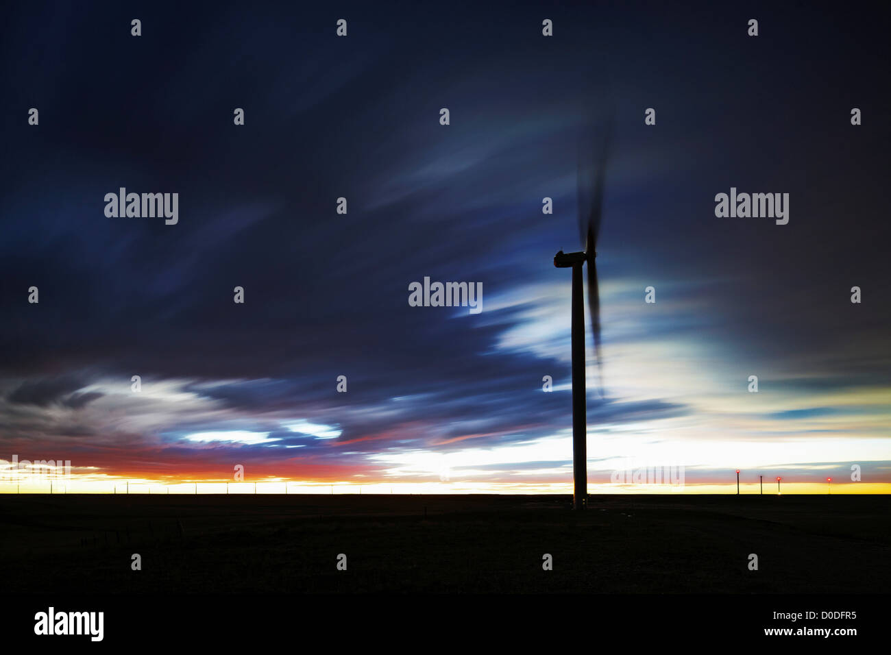 Lone turbina eolica, tarda luce del tramonto. Foto Stock