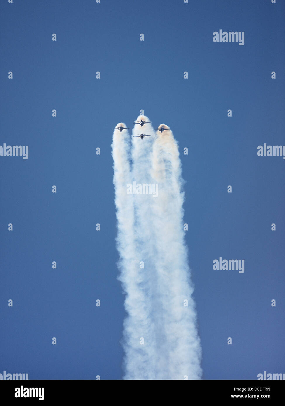 Air Force Thunderbirds team di dimostrazione F-16 Fighting Falcons esegue un loop in stretta formazione. Foto Stock