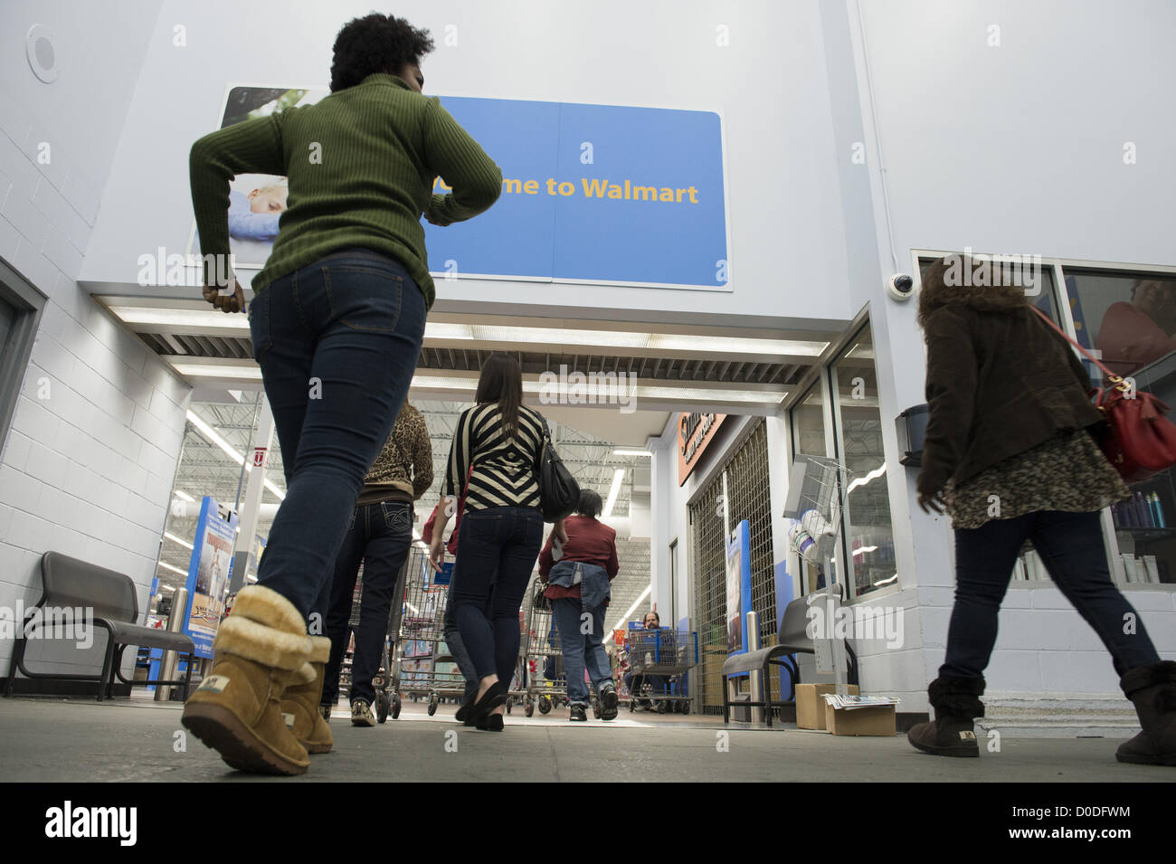 Nov. 22, 2012 - Tampa, FL - acquirenti che non potevo aspettare fino a mezzanotte convergono su un Walmart store poco prima delle 8 p.m. sul rendimento di grazie la notte per ottenere un punto di partenza per lo shopping di Natale. (Credito Immagine: © Robin Nelson/ZUMAPRESS.com) Foto Stock