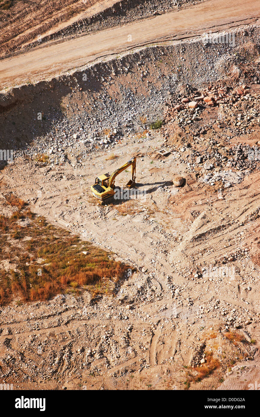 Vista aerea di un escavatore in corrispondenza di una cava di ghiaia, Montagne Rocciose del Colorado. Foto Stock