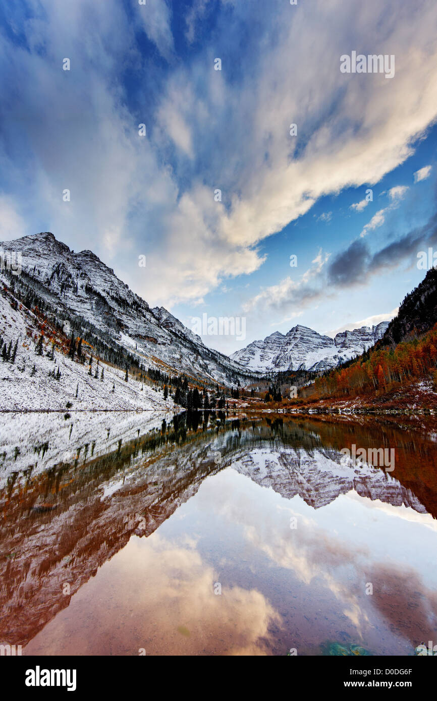 Picco di Maroon sinistra Nord Maroon destra picco noto anche come Maroon Bells riflessa nella Maroon Lake. Maroon picco è 14,163 piedi o Foto Stock