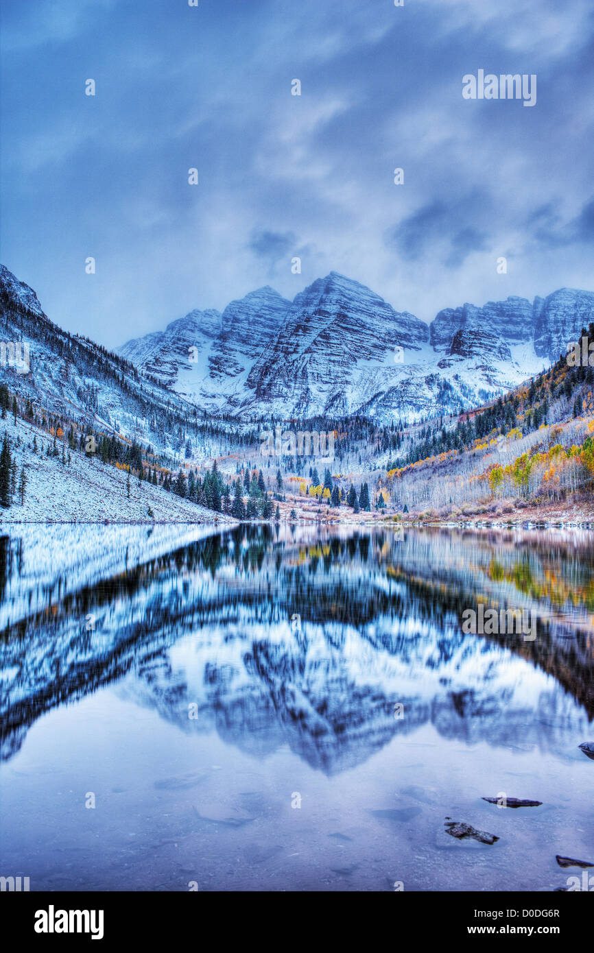 Maroon Bells, noto anche come picco di marrone rossiccio e Nord Maroon picco, riflessa nella Maroon Lake, High Dynamic Range, o immagine HDR. Foto Stock