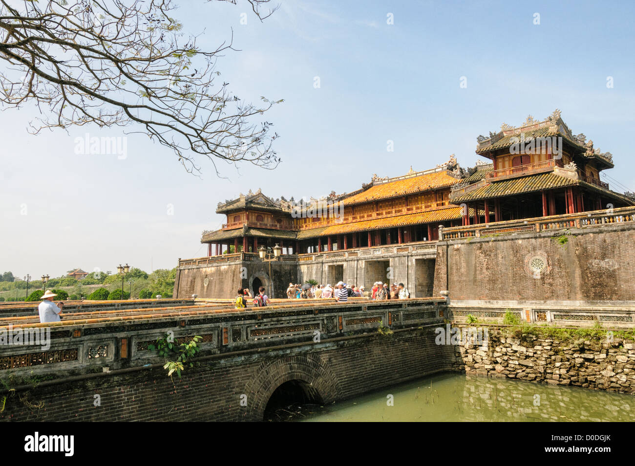 Imperial City ONG Mon Gate Bridge Hue Vietnam // HUE, Vietnam — il ponte e l'ONG Mon Gate presso la città imperiale di Hue, Vietnam. Un palazzo auto-chiuso e fortificato, il complesso comprende la città Proibita viola, che era il santuario interno della casa imperiale, nonché templi, cortili, giardini e altri edifici. Gran parte della città imperiale fu danneggiata o distrutta durante la guerra del Vietnam. È ora dichiarato patrimonio dell'umanità dell'UNESCO. Foto Stock