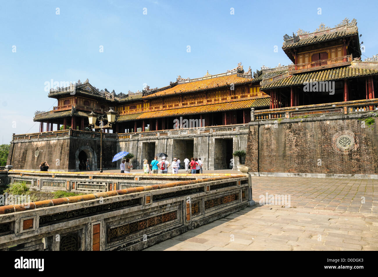 ONG Mon Gate Imperial City Hue Vietnam // HUE, Vietnam — Vista della porta Mon presso la città imperiale di Hue, Vietnam. Un palazzo auto-chiuso e fortificato, il complesso comprende la città Proibita viola, che era il santuario interno della casa imperiale, nonché templi, cortili, giardini e altri edifici. Gran parte della città imperiale fu danneggiata o distrutta durante la guerra del Vietnam. È ora dichiarato patrimonio dell'umanità dell'UNESCO. Foto Stock