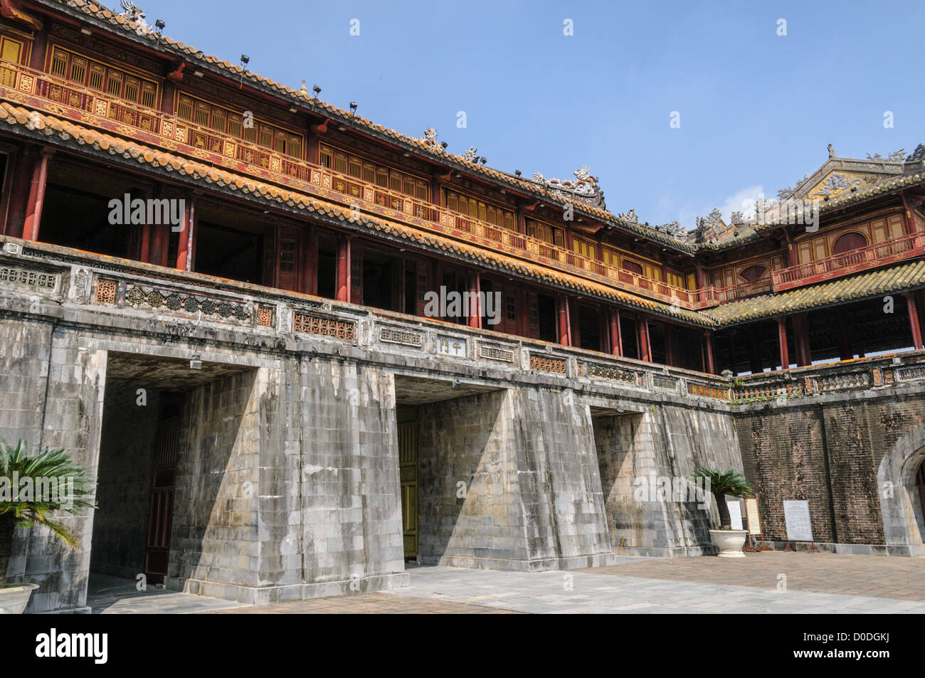 ONG Mon Gate Imperial City Hue Vietnam // HUE, Vietnam — ONG Mon Gate presso la città imperiale di Hue, Vietnam. Un palazzo auto-chiuso e fortificato, il complesso comprende la città Proibita viola, che era il santuario interno della casa imperiale, nonché templi, cortili, giardini e altri edifici. Gran parte della città imperiale fu danneggiata o distrutta durante la guerra del Vietnam. È ora dichiarato patrimonio dell'umanità dell'UNESCO. Foto Stock