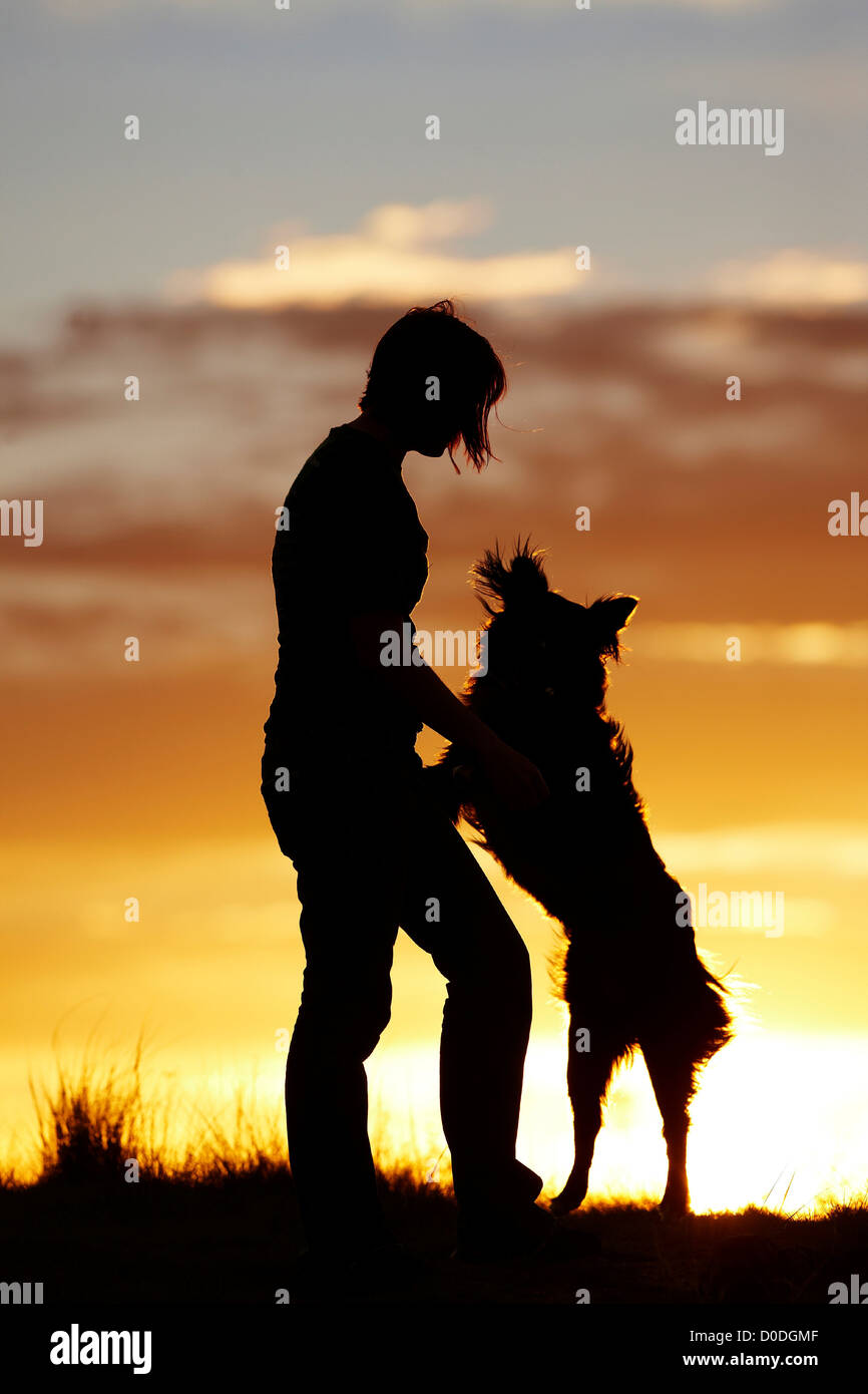 Silhouette di donna ''dancing'' con il cane Foto Stock