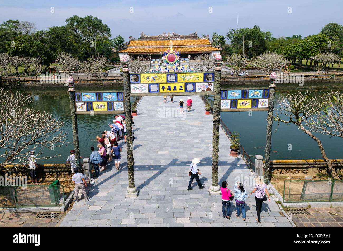 Imperial City Main Entrance Bridge Hue Vietnam // HUE, Vietnam - vista sopraelevata del ponte dell'ingresso principale della città imperiale di Hue, Vietnam. Un palazzo auto-chiuso e fortificato, il complesso comprende la città Proibita viola, che era il santuario interno della casa imperiale, nonché templi, cortili, giardini e altri edifici. Gran parte della città imperiale fu danneggiata o distrutta durante la guerra del Vietnam. È ora dichiarato patrimonio dell'umanità dell'UNESCO. Foto Stock