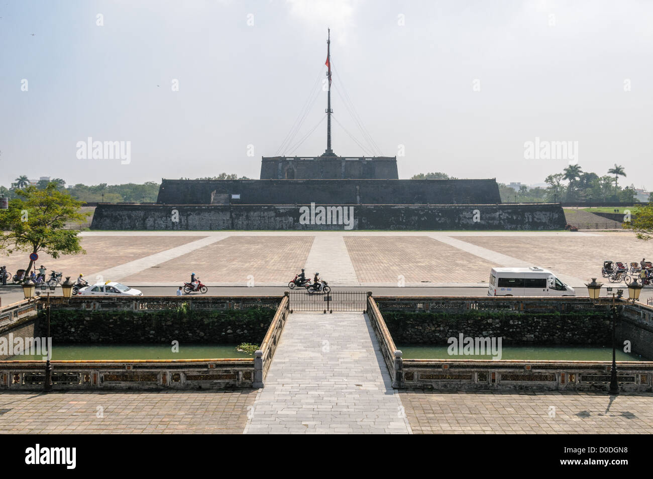 HUE, Vietnam - la cittadella plaza nella città imperiale di Hue, Vietnam. Un palazzo auto-chiuso e fortificato, il complesso comprende la città Proibita viola, che era il santuario interno della casa imperiale, nonché templi, cortili, giardini e altri edifici. Gran parte della città imperiale fu danneggiata o distrutta durante la guerra del Vietnam. È ora dichiarato patrimonio dell'umanità dell'UNESCO. Foto Stock