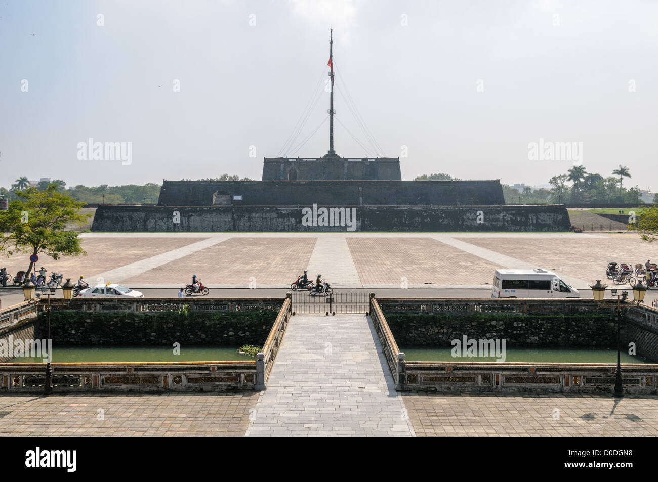 Imperial City Citadel Plaza Hue Vietnam // HUE, Vietnam - la Citadel plaza nella città imperiale di Hue, Vietnam. Un palazzo auto-chiuso e fortificato, il complesso comprende la città Proibita viola, che era il santuario interno della casa imperiale, nonché templi, cortili, giardini e altri edifici. Gran parte della città imperiale fu danneggiata o distrutta durante la guerra del Vietnam. È ora dichiarato patrimonio dell'umanità dell'UNESCO. Foto Stock