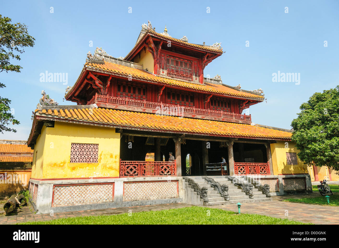 Imperial City Restored Building Hue Vietnam // HUE, Vietnam - Un edificio restaurato dai colori vivaci nei terreni della città Imperiale di Hue, Vietnam. Un palazzo auto-chiuso e fortificato, il complesso comprende la città Proibita viola, che era il santuario interno della casa imperiale, nonché templi, cortili, giardini e altri edifici. Gran parte della città imperiale fu danneggiata o distrutta durante la guerra del Vietnam. È ora dichiarato patrimonio dell'umanità dell'UNESCO. Foto Stock