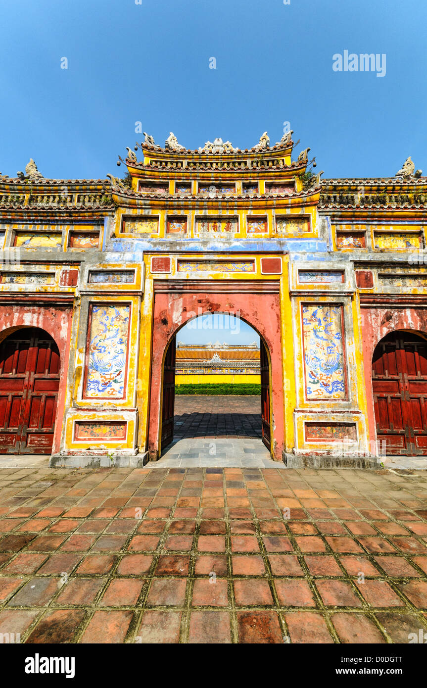 Imperial City Dien Tho Residence Painted Gate Hue Vietnam // HUE, Vietnam — il cancello dipinto della residenza Dien Tho nella città imperiale di Hue, Vietnam. Un palazzo auto-chiuso e fortificato, il complesso comprende la città Proibita viola, che era il santuario interno della casa imperiale, nonché templi, cortili, giardini e altri edifici. Gran parte della città imperiale fu danneggiata o distrutta durante la guerra del Vietnam. È ora dichiarato patrimonio dell'umanità dell'UNESCO. Foto Stock