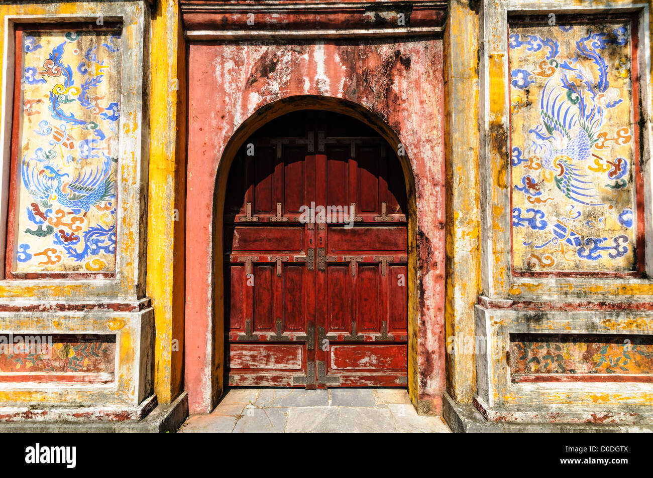 Imperial City Door Dien Tho Residence Hue Vietnam // HUE, Vietnam — porta alla Dien Tho Residence nella città Imperiale di Hue, Vietnam. Un palazzo auto-chiuso e fortificato, il complesso comprende la città Proibita viola, che era il santuario interno della casa imperiale, nonché templi, cortili, giardini e altri edifici. Gran parte della città imperiale fu danneggiata o distrutta durante la guerra del Vietnam. È ora dichiarato patrimonio dell'umanità dell'UNESCO. Foto Stock