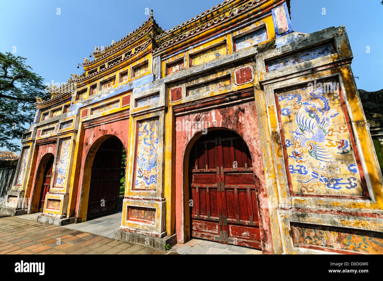 Imperial City Gate Dien Tho Residence Hue Vietnam // HUE, Vietnam - Gate presso Dien Tho Residence presso la città Imperiale di Hue, Vietnam. Un palazzo auto-chiuso e fortificato, il complesso comprende la città Proibita viola, che era il santuario interno della casa imperiale, nonché templi, cortili, giardini e altri edifici. Gran parte della città imperiale fu danneggiata o distrutta durante la guerra del Vietnam. È ora dichiarato patrimonio dell'umanità dell'UNESCO. Foto Stock