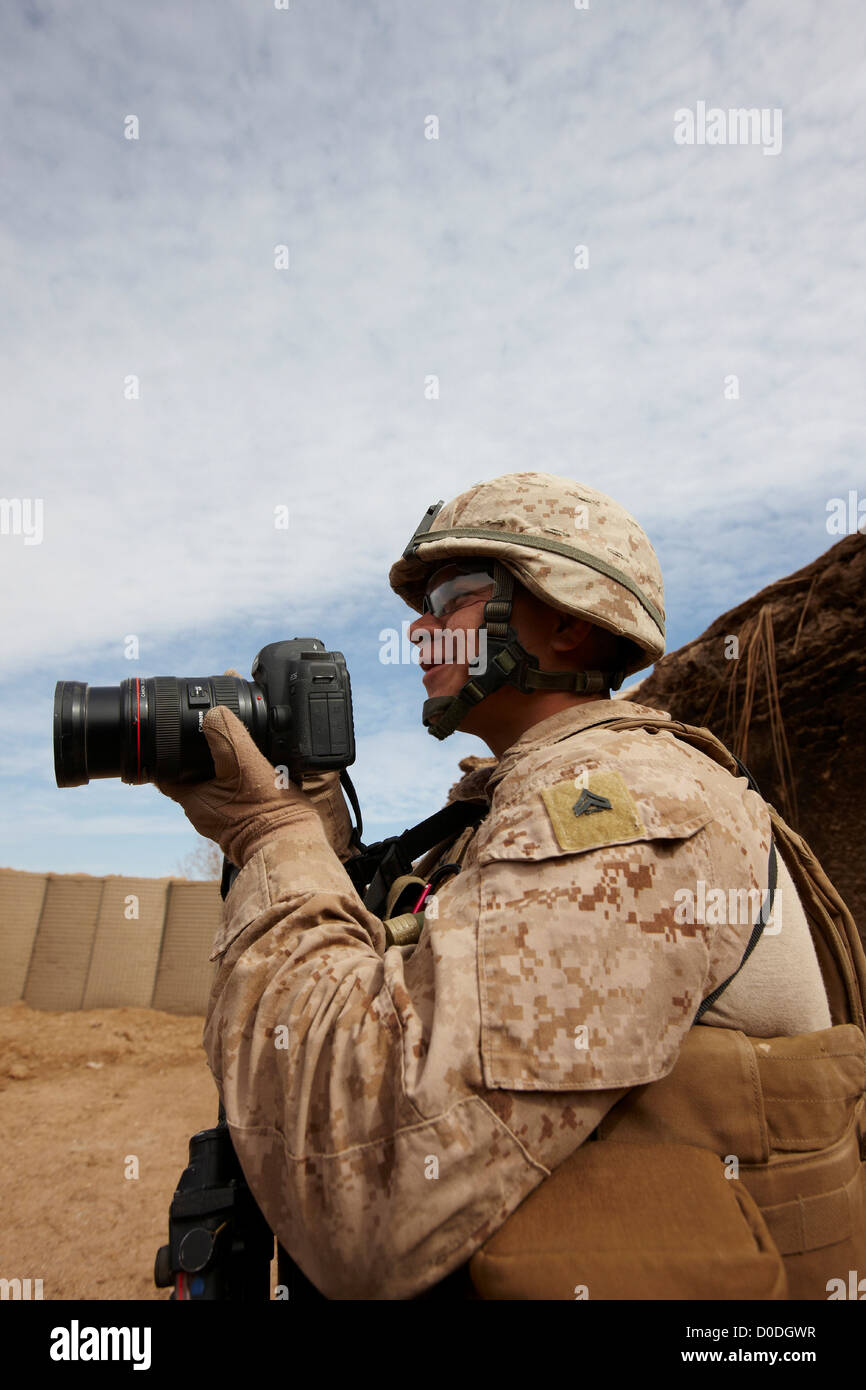 Corpo della Marina degli Stati Uniti il cameraman di combattimento durante una operazione di combattimento in Afghanistan la provincia di Helmand Foto Stock