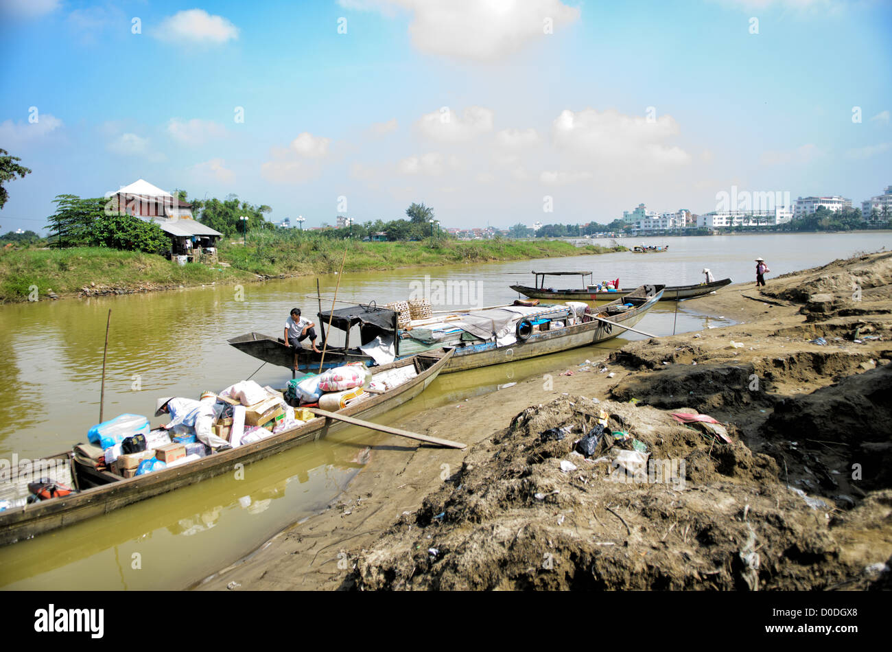 Perfume River Boats Hue Vietnam // HUE, Vietnam - barche vicino alla riva del fiume Perfume vicino a Cho Dong Ba, il principale mercato cittadino di Hue, Vietnam. Foto Stock