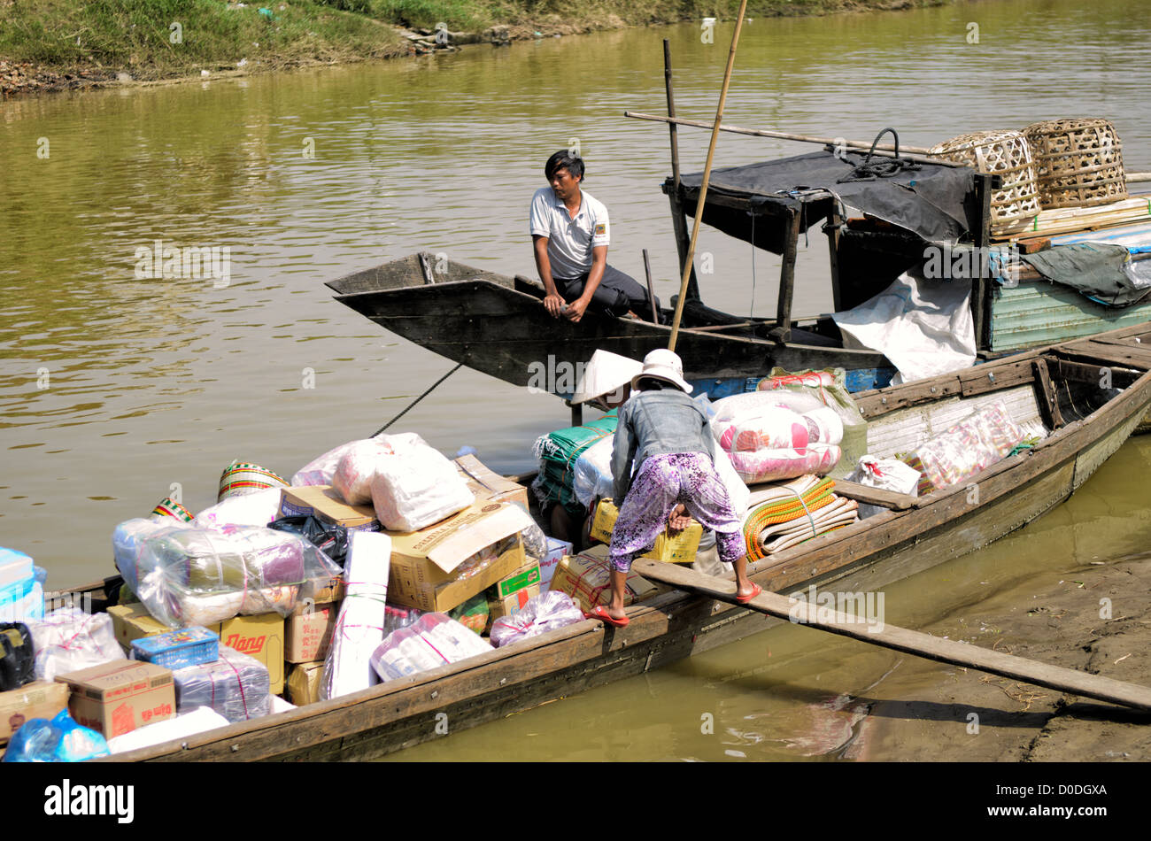 Cho Dong Ba Market Wares on Boats Hue Vietnam // HUE, Vietnam - le barche arrivano con articoli da vendere a Cho Dong Ba, il principale mercato cittadino di Hue, Vietnam. Foto Stock