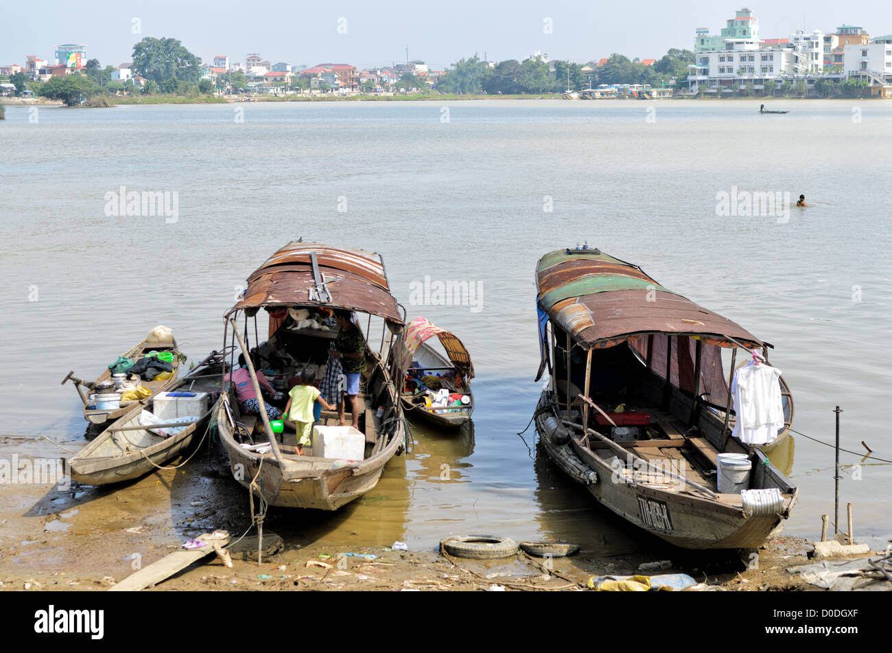 Barche sul fiume dei profumi Hue Vietnam // HUE, Vietnam — HUE, Vietnam - Foto Stock