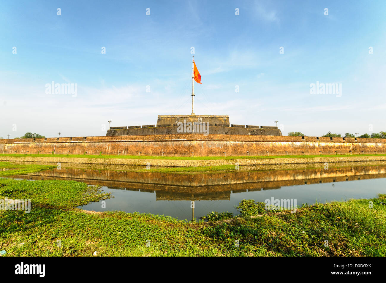Imperial City Moat Hue Vietnam // HUE, Vietnam — il fossato intorno alla città imperiale di Hue, Vietnam. Un palazzo auto-chiuso e fortificato, il complesso comprende la città Proibita viola, che era il santuario interno della casa imperiale, nonché templi, cortili, giardini e altri edifici. Gran parte della città imperiale fu danneggiata o distrutta durante la guerra del Vietnam. È ora dichiarato patrimonio dell'umanità dell'UNESCO. Foto Stock