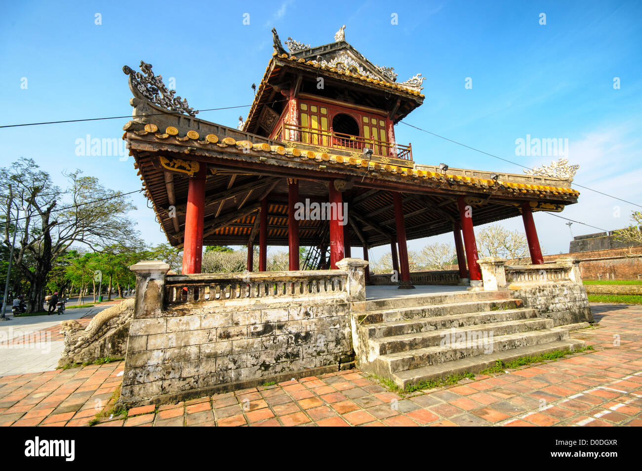Imperial City Pagoda Hue Vietnam // HUE, Vietnam — una pagoda decorata fuori le mura della città imperiale di Hue, Vietnam. Un palazzo auto-chiuso e fortificato, il complesso comprende la città Proibita viola, che era il santuario interno della casa imperiale, nonché templi, cortili, giardini e altri edifici. Gran parte della città imperiale fu danneggiata o distrutta durante la guerra del Vietnam. È ora dichiarato patrimonio dell'umanità dell'UNESCO. Foto Stock