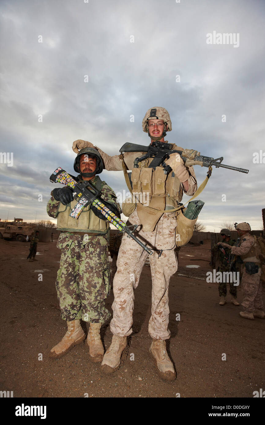 Marina degli Stati Uniti pone l esercito nazionale afgano soldato che mantiene M-16 adornata adesivi infantile provincia di Helmand in Afghanistan Foto Stock
