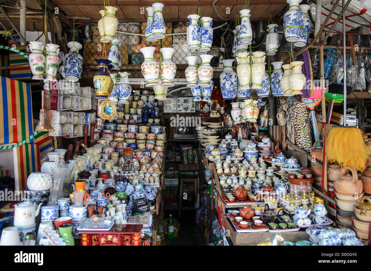 HUE, Vietnam — ceramiche e ceramiche in vendita in una stalla a Cho Dong Ba, il principale mercato cittadino di Hue, Vietnam. Foto Stock