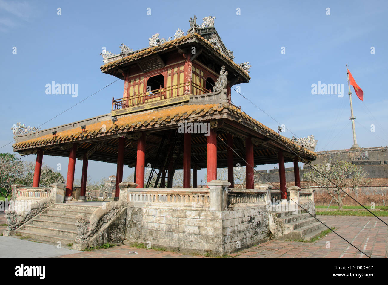 Imperial City Hue Vietnam // HUE, Vietnam - HUE, Vietnam - presso la città imperiale di Hue, Vietnam. Un palazzo auto-chiuso e fortificato, il complesso comprende la città Proibita viola, che era il santuario interno della casa imperiale, nonché templi, cortili, giardini e altri edifici. Gran parte della città imperiale fu danneggiata o distrutta durante la guerra del Vietnam. È ora dichiarato patrimonio dell'umanità dell'UNESCO. Foto Stock