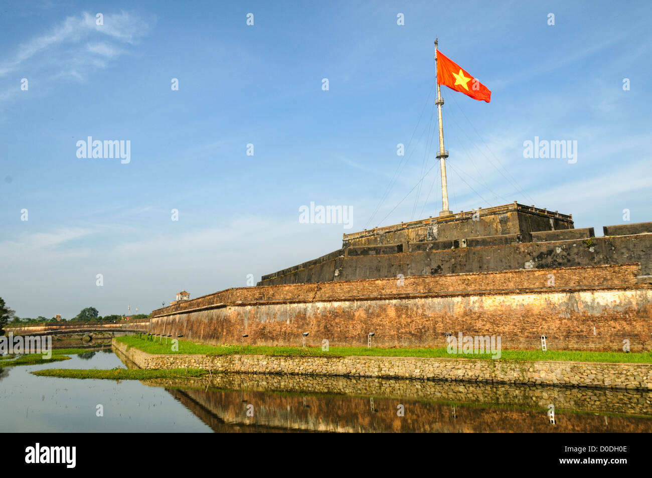 Imperial City Moat Hue Vietnam // HUE, Vietnam — il fossato che circonda la città imperiale di Hue, Vietnam. Un palazzo auto-chiuso e fortificato, il complesso comprende la città Proibita viola, che era il santuario interno della casa imperiale, nonché templi, cortili, giardini e altri edifici. Gran parte della città imperiale fu danneggiata o distrutta durante la guerra del Vietnam. È ora dichiarato patrimonio dell'umanità dell'UNESCO. Foto Stock