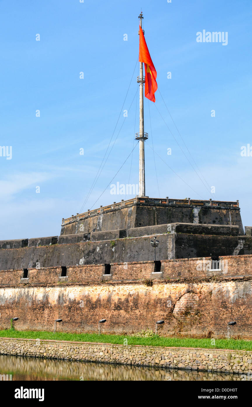 Città imperiale Cittadella mura difensive Hue Vietnam // HUE, Vietnam - le mura difensive accanto alla cittadella della città imperiale di Hue, Vietnam. Un palazzo auto-chiuso e fortificato, il complesso comprende la città Proibita viola, che era il santuario interno della casa imperiale, nonché templi, cortili, giardini e altri edifici. Gran parte della città imperiale fu danneggiata o distrutta durante la guerra del Vietnam. È ora dichiarato patrimonio dell'umanità dell'UNESCO. Foto Stock