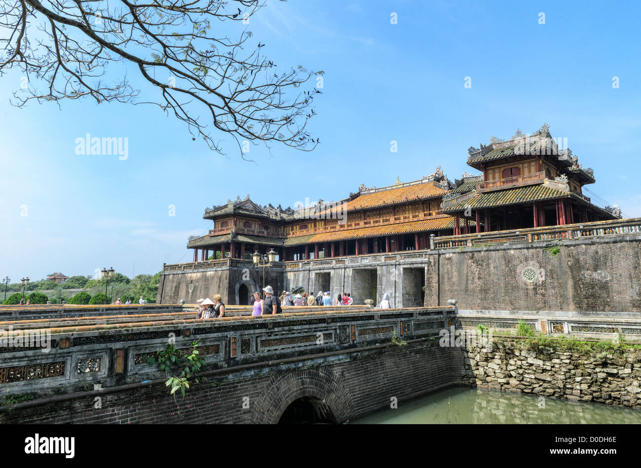 Imperial City Gate e Bridge Hue Vietnam // HUE, Vietnam - la porta della Cittadella e il ponte della città imperiale di Hue, Vietnam. Un palazzo auto-chiuso e fortificato, il complesso comprende la città Proibita viola, che era il santuario interno della casa imperiale, nonché templi, cortili, giardini e altri edifici. Gran parte della città imperiale fu danneggiata o distrutta durante la guerra del Vietnam. È ora dichiarato patrimonio dell'umanità dell'UNESCO. Foto Stock