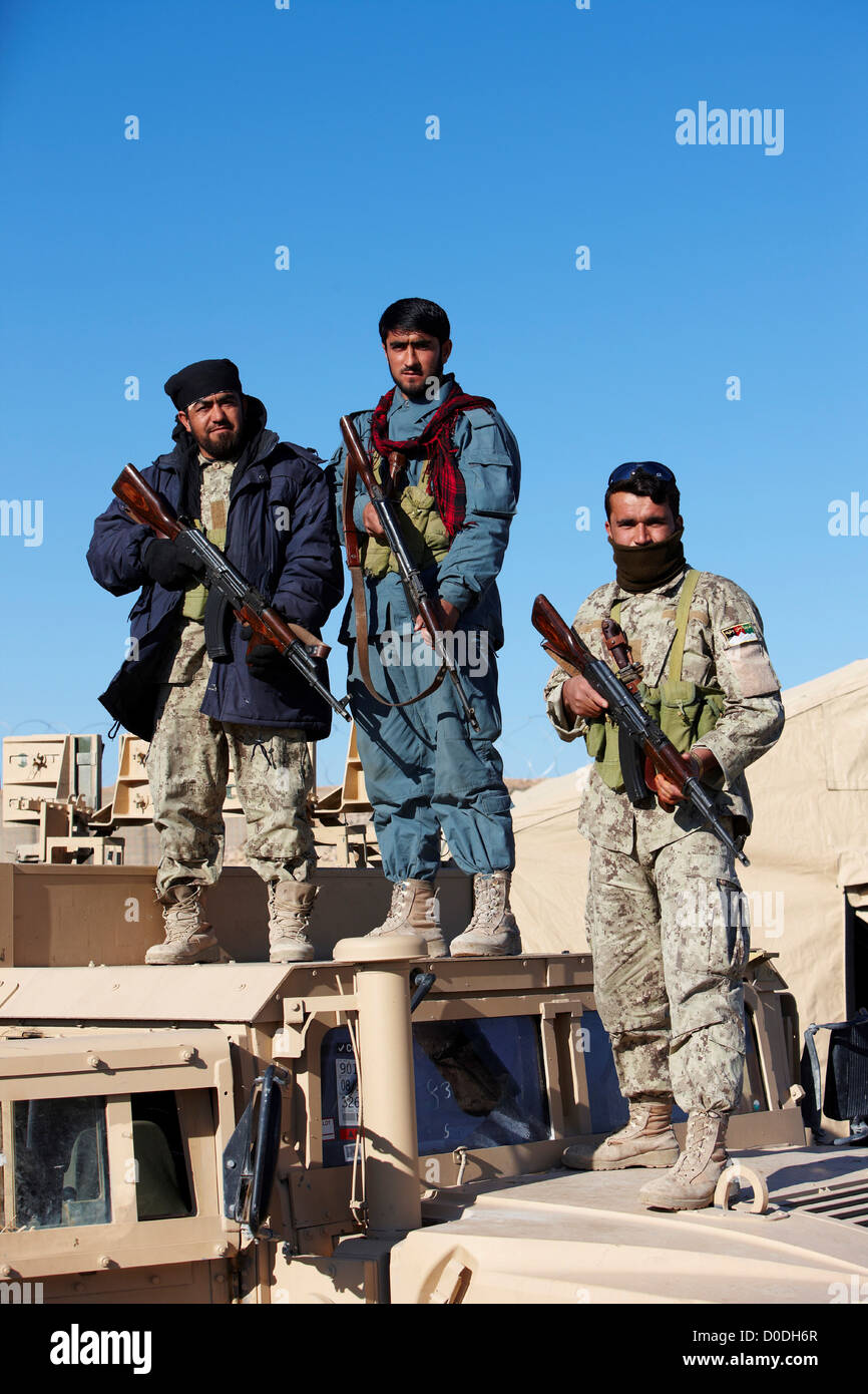 Membri esercito nazionale afghano Polizia nazionale afgana vigore pongono i loro AK-47 fucili di assalto piccolo avamposto di combattimento in Foto Stock