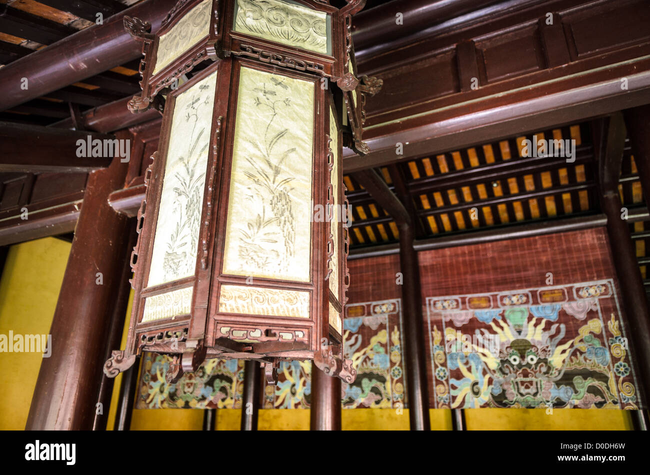 Imperial City Silk Light Fixture Hue Vietnam // HUE, Vietnam - Un apparecchio di illuminazione in seta è appeso alla città imperiale di Hue, Vietnam. Un palazzo auto-chiuso e fortificato, il complesso comprende la città Proibita viola, che era il santuario interno della casa imperiale, nonché templi, cortili, giardini e altri edifici. Gran parte della città imperiale fu danneggiata o distrutta durante la guerra del Vietnam. È ora dichiarato patrimonio dell'umanità dell'UNESCO. Foto Stock