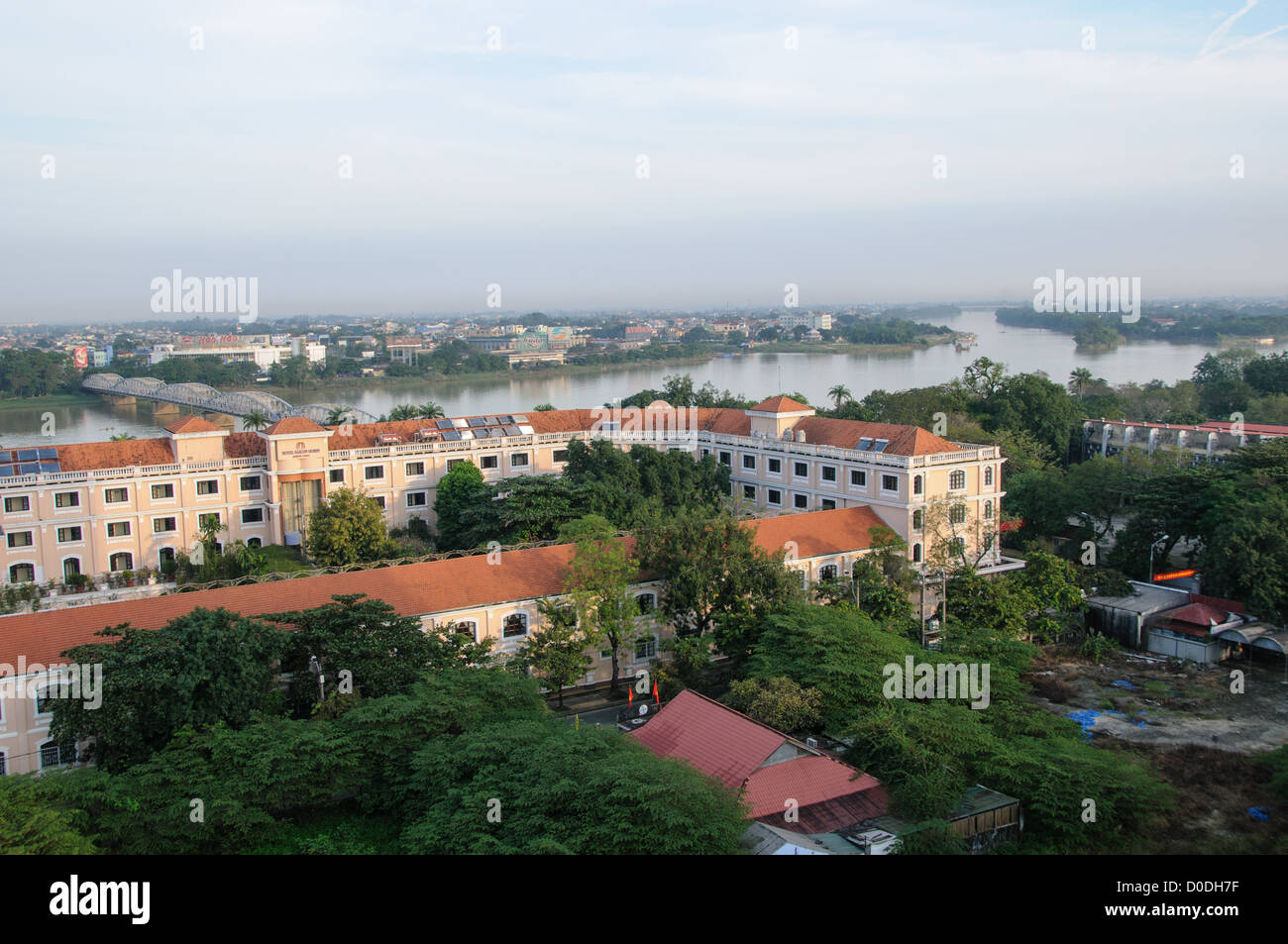 Perfume River edifici moderni Hue Vietnam // HUE, Vietnam — edifici moderni a Hue, Vietnam, con il fiume Perfume sullo sfondo. Foto Stock