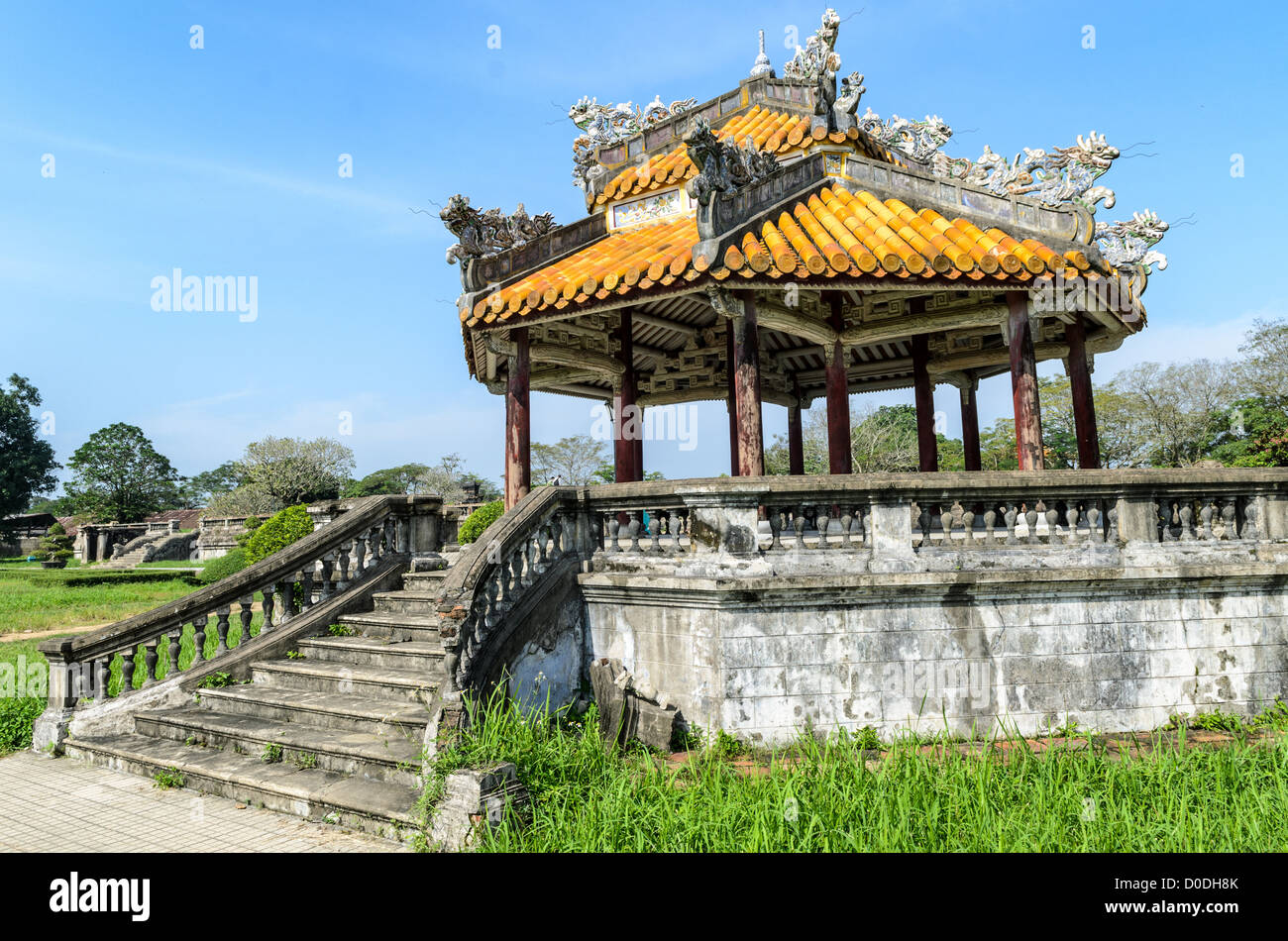 Imperial City Pagoda Hue Vietnam // HUE, Vietnam — Una pagoda restaurata nella città imperiale di Hue, Vietnam. Un palazzo auto-chiuso e fortificato, il complesso comprende la città Proibita viola, che era il santuario interno della casa imperiale, nonché templi, cortili, giardini e altri edifici. Gran parte della città imperiale fu danneggiata o distrutta durante la guerra del Vietnam. È ora dichiarato patrimonio dell'umanità dell'UNESCO. Foto Stock