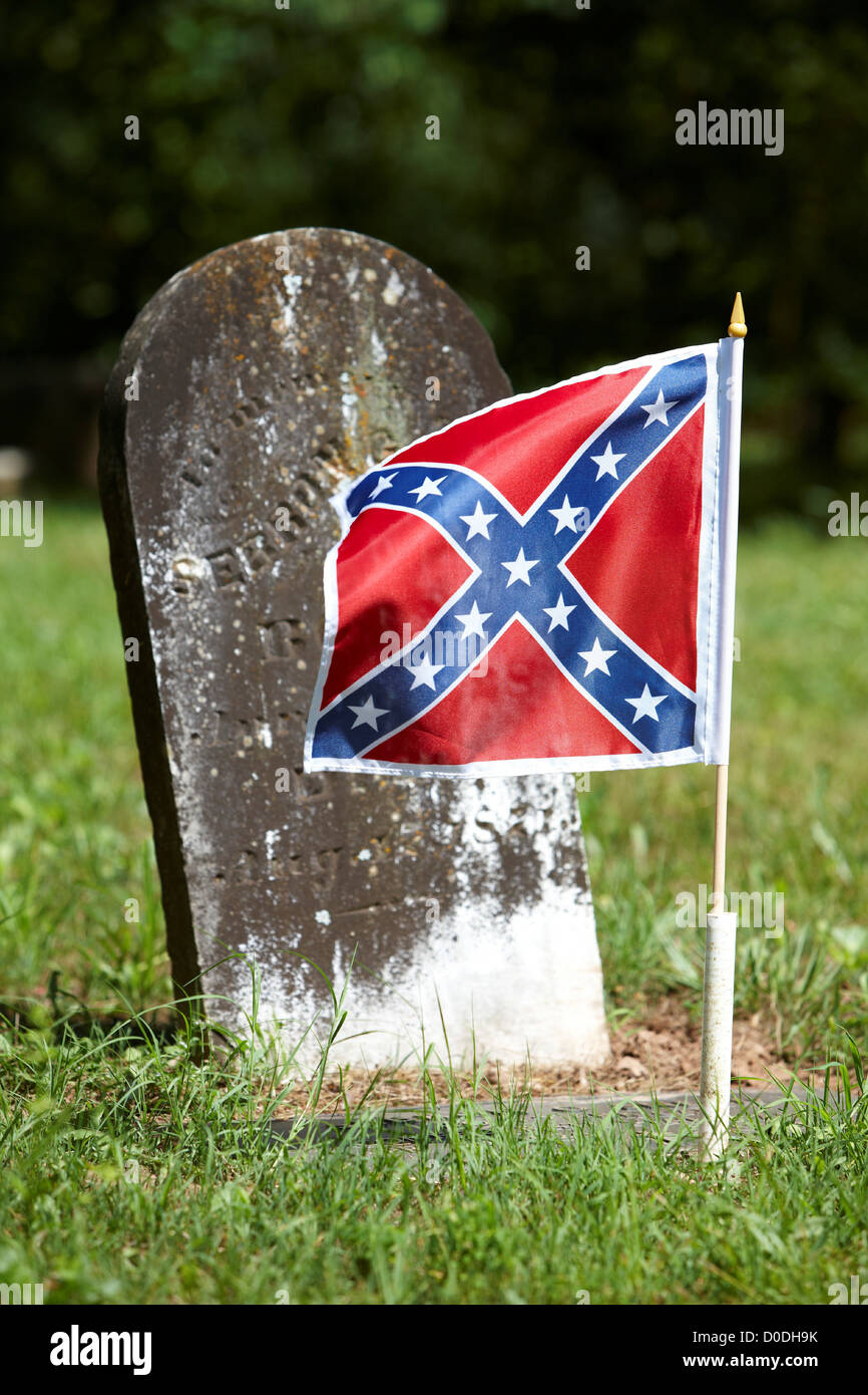 Pietra tombale e bandiera confederate, Arkansas settentrionale Foto Stock