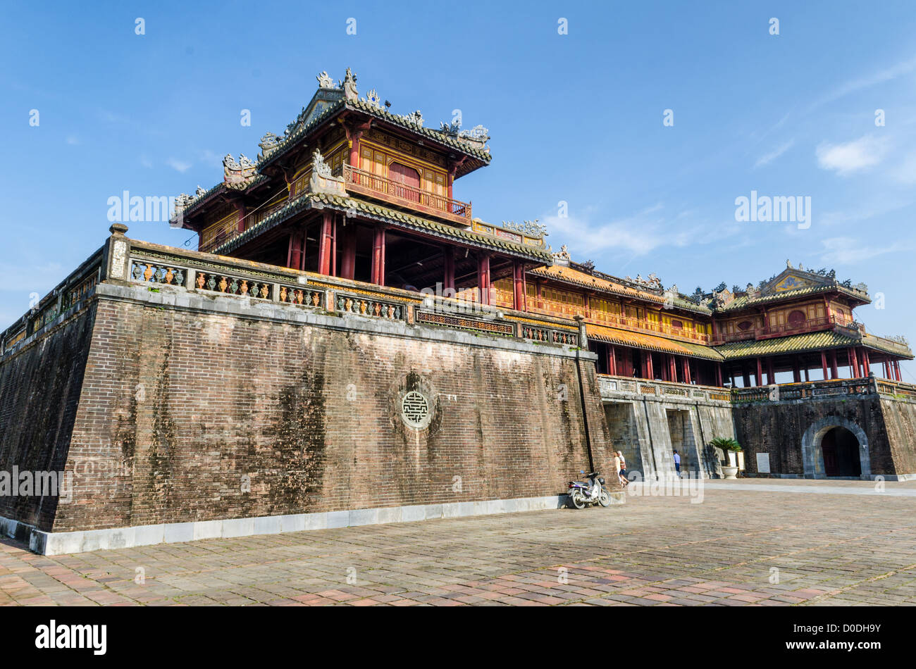 Imperial City Citadel Gate Hue Vietnam // HUE, Vietnam - la Cittadella Gate presso la città imperiale di Hue, Vietnam. Un palazzo auto-chiuso e fortificato, il complesso comprende la città Proibita viola, che era il santuario interno della casa imperiale, nonché templi, cortili, giardini e altri edifici. Gran parte della città imperiale fu danneggiata o distrutta durante la guerra del Vietnam. È ora dichiarato patrimonio dell'umanità dell'UNESCO. Foto Stock