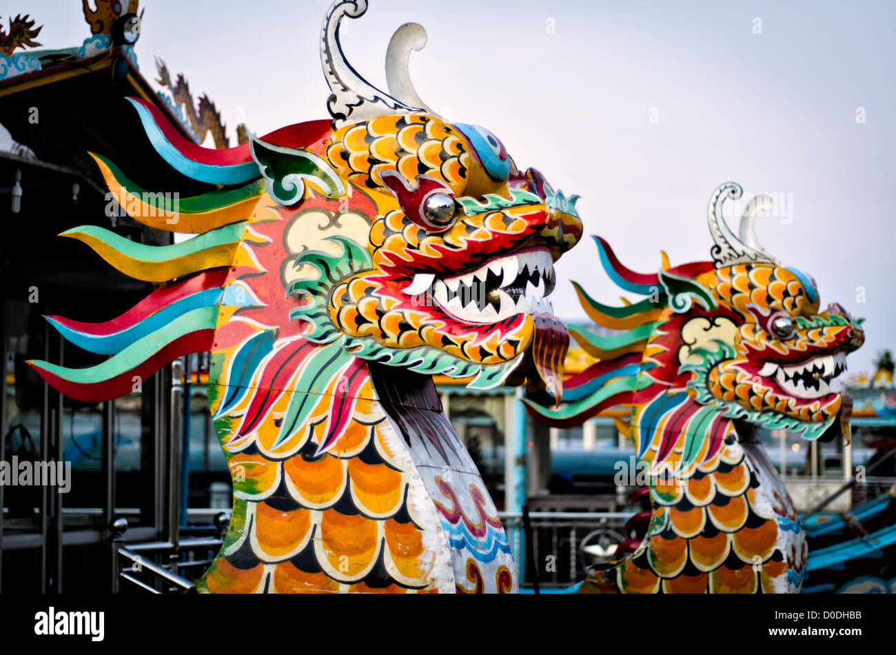 Dragon Boat Bows Perfume River Hue Vietnam // HUE, Vietnam — draghi dipinti sugli archi delle barche turistiche sulle rive del fiume Perfume a Hue, Vietnam. Foto Stock