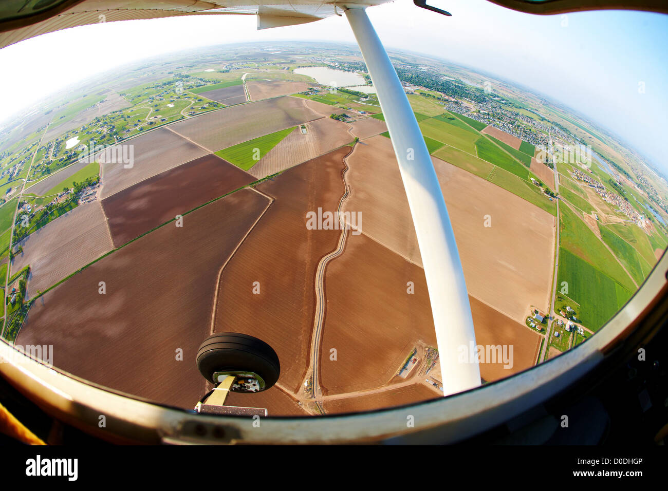 Vista fisheye del velivolo di atterraggio e agricoltura i campi di seguito, Colorado Foto Stock