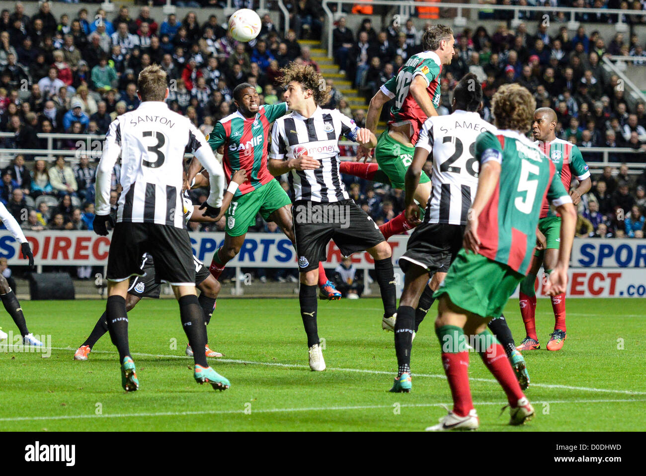 22.11.2012 Newcastle, Inghilterra. Sami e Newcastle capitano Fabricio Coloccini in azione durante l'Europa League tra Newcastle e Maritimo da St James Park. Foto Stock