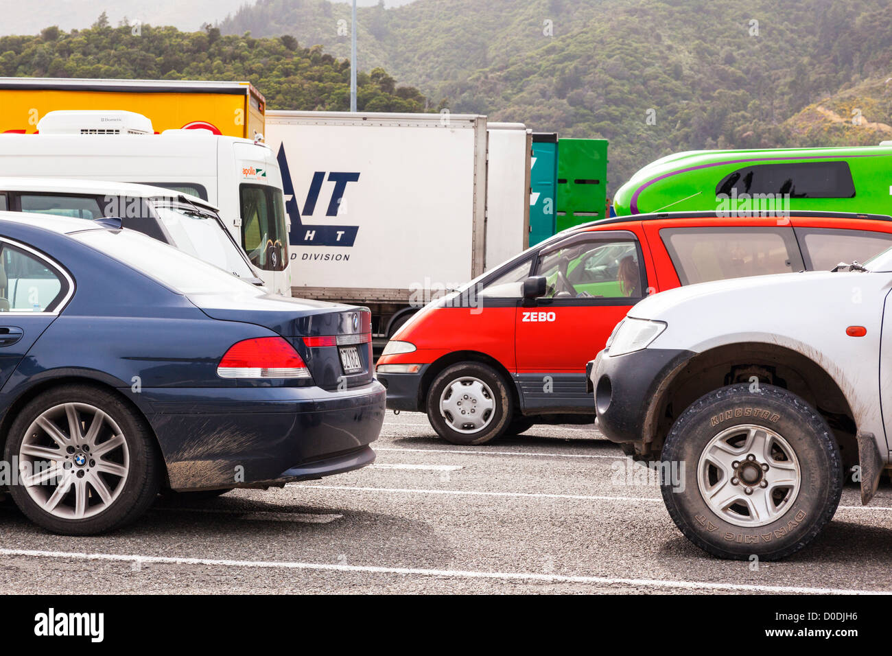 Automobili, autocarri e autocaravan schierate al dock di Picton, in attesa del traghetto di Wellington. Foto Stock