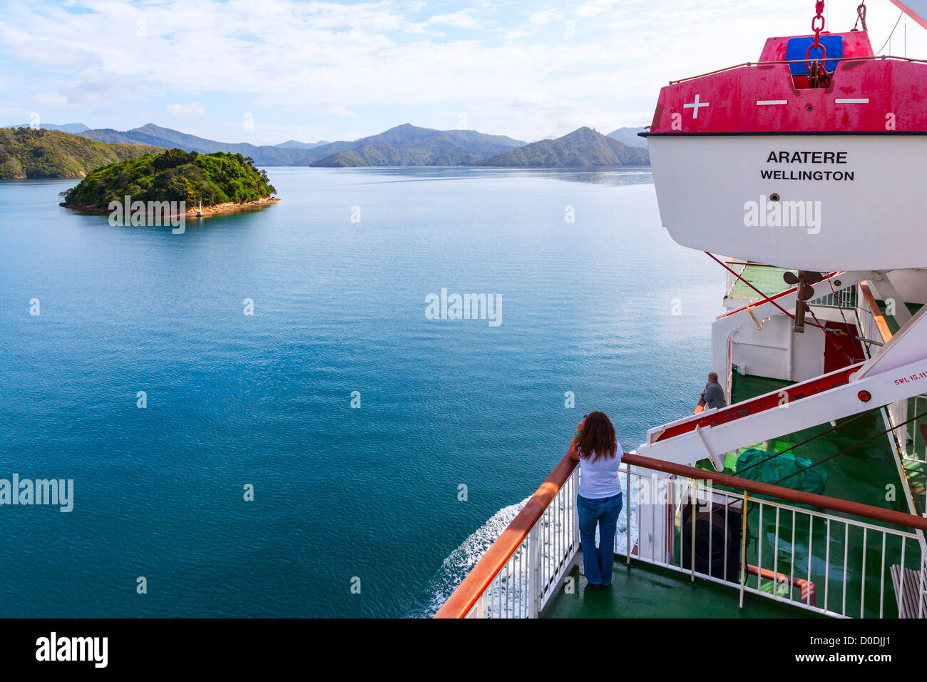 Il traghetto Interislander Aratere rendendo il suo modo attraverso il Marlborough Sounds, sul suo modo di Wellington. Foto Stock