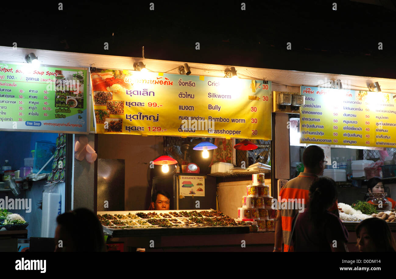 Il cibo si spegne al mercato notturno, Bazaar Notturno di Chiang Rai, Thailandia, Asia Foto Stock