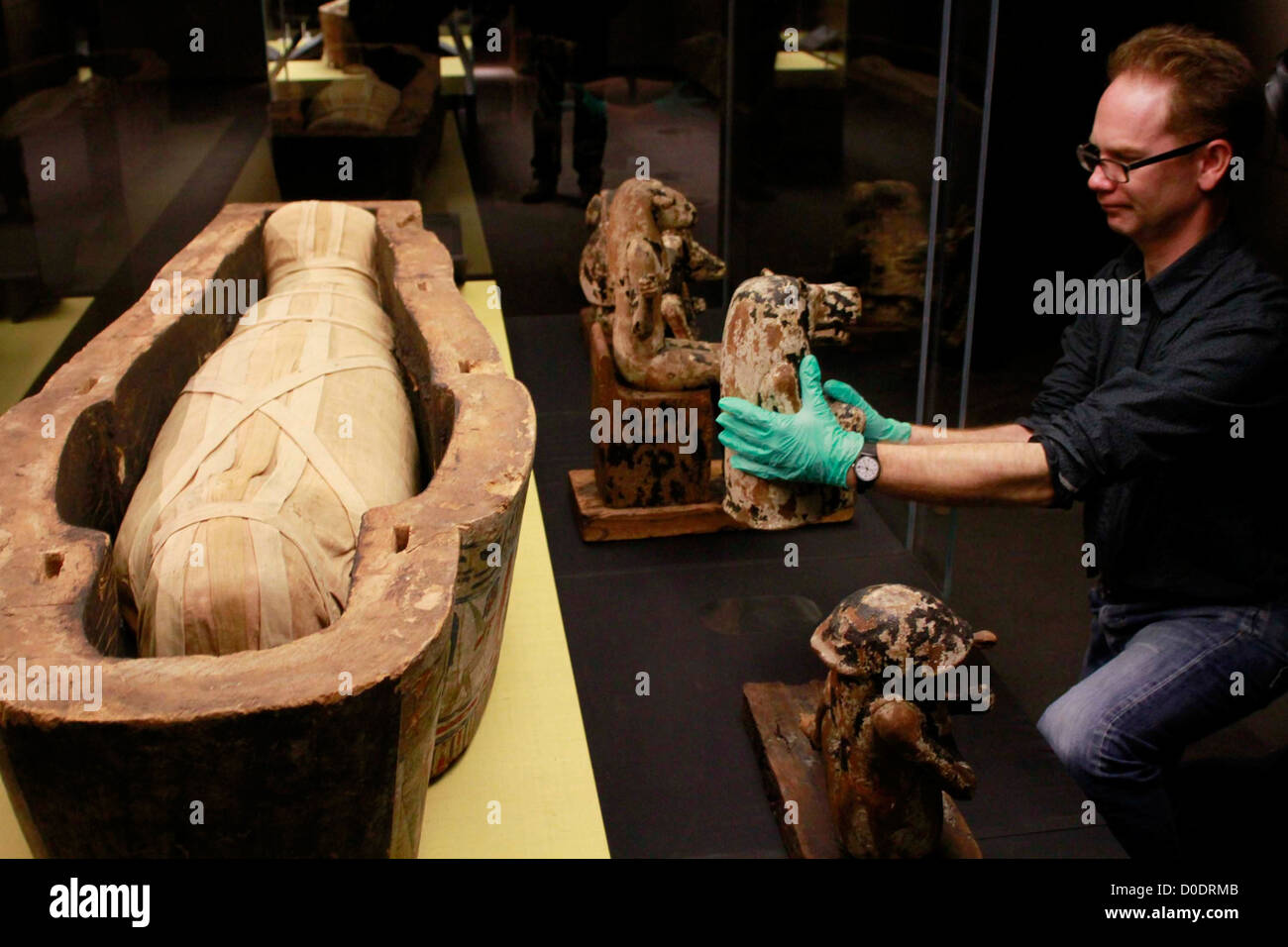 Un antico sarcofago egiziano e la mummia sono installati in anticipo del British Museum è il prossimo grande mostra sul libro della Foto Stock