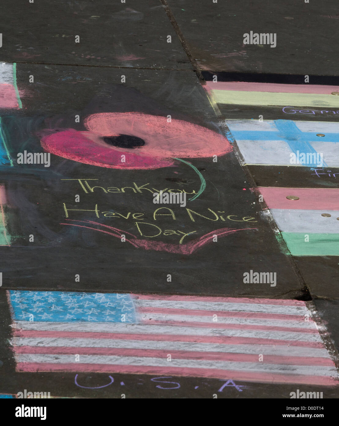 Chalk disegno di un papavero e bandiere sul marciapiede in London Inghilterra England Foto Stock