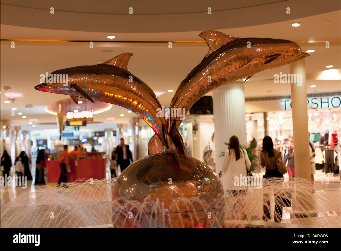 Emirati Arabi Uniti, Abu Dhabi, fontana dei Delfini in Marina Mall. Foto Stock