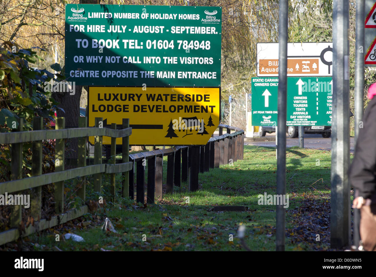 Northampton, Regno Unito. Il 23 novembre 2012. Inondazione in Billing Aquadrome Northampton Uk, dopo un altro 30mm di pioggia caduta durante la notte scorsa. Segno Pubblicità Luxury Waterside Lodge e sviluppo Foto Stock