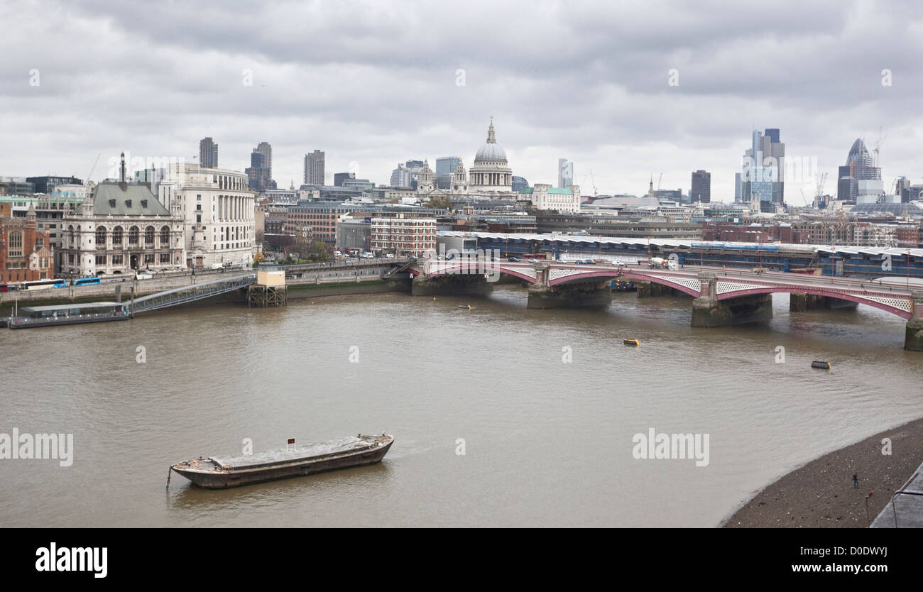 Panoramica del fiume Tamigi e dello skyline di Londra da South Bank di Londra, England, Regno Unito Foto Stock