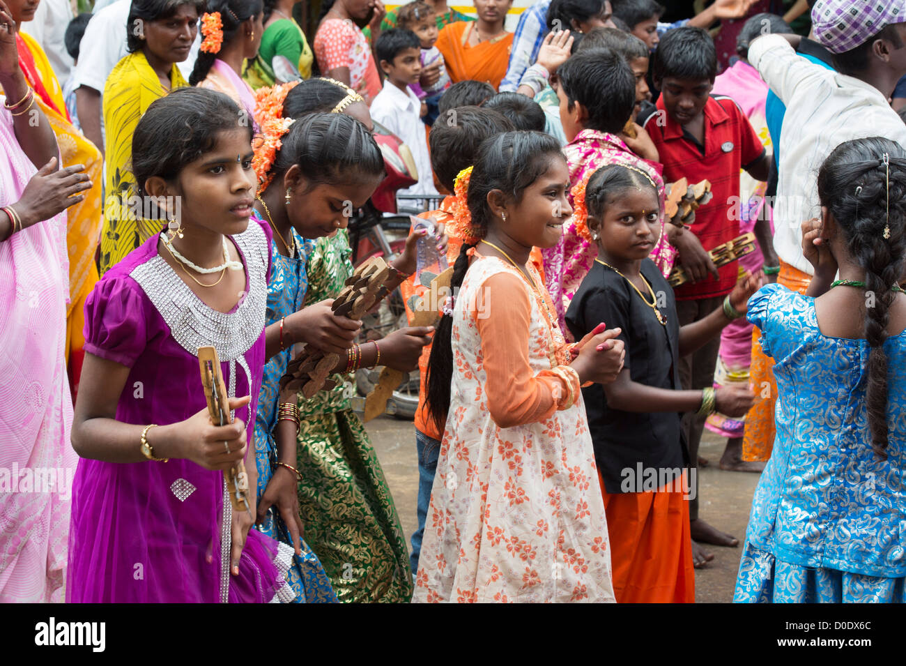 Giovani indiani ragazze con i cembali a mano a una festa per le strade di Puttaparthi. Andhra Pradesh, India Foto Stock