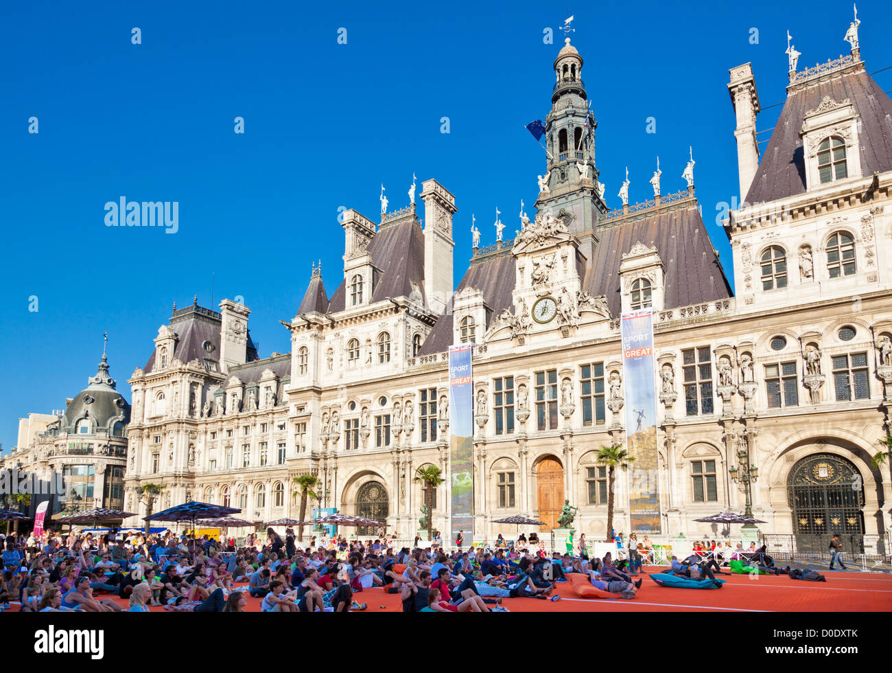 Persone che guardano un grande schermo mostra su beanbags al di fuori della Mairie de Paris o Hotel de Ville municipio municipio Parigi Francia UE Foto Stock
