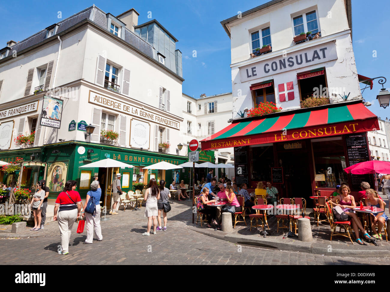 Turisti che si siedono al Le consulat cafe Rue Norvins quartiere di Montmartre Parigi Francia EU Europe Foto Stock