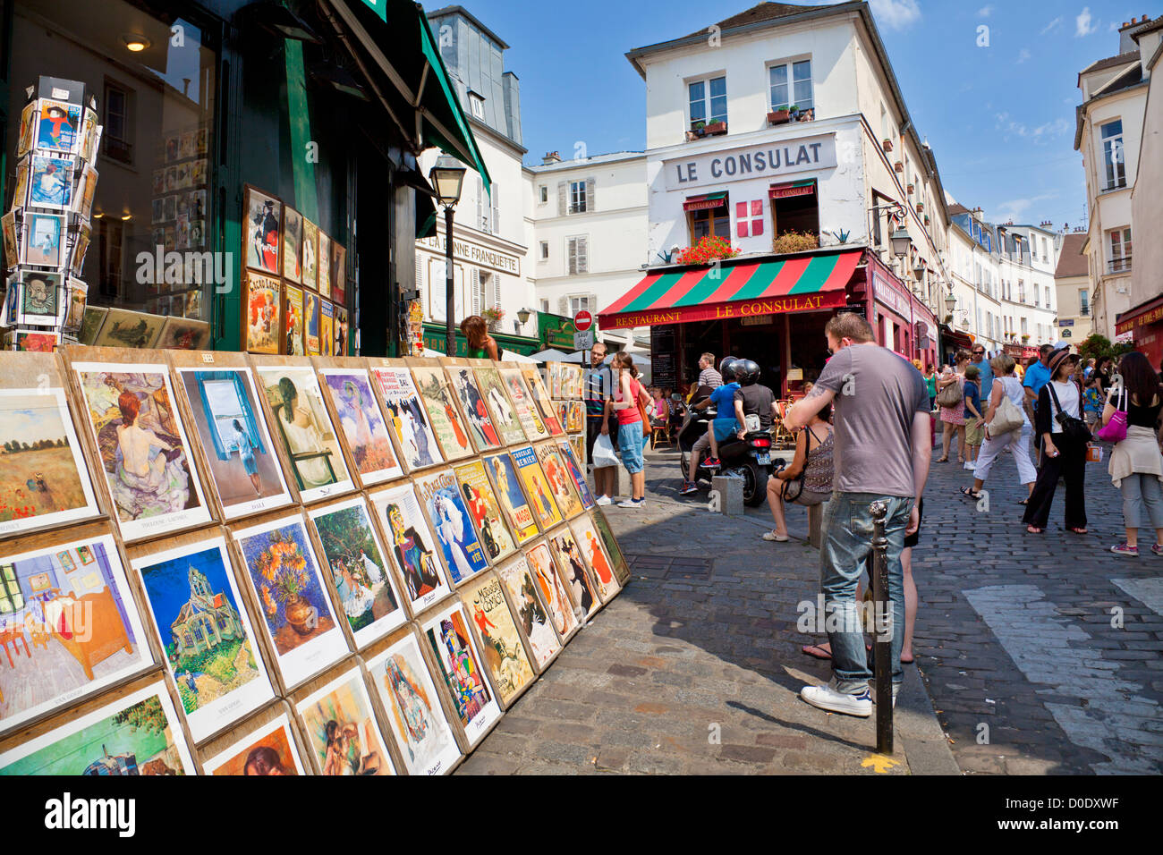 I turisti guardando i dipinti in vendita nel quartiere di Montmartre Rue Norvins Paris Francia Europa dell'UE Foto Stock